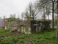 906254 Gezicht op een Duitse bunker uit 1943, op de hoek van de Nijverheidsweg en de Keulsekade (achtergrond) te Utrecht.